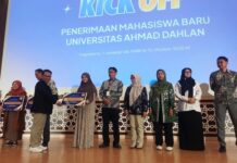 UAD Kick-Off Penerimaan Mahasiswa Baru 2027 Penyerahan ampresiasi kepada sekolah mitra yang berkontribusi kepada UAD di wilayah Daerah Istimewa Yogyakarta (DIY) dan Jawa Tengah (Jateng). (foto : heri purwata)