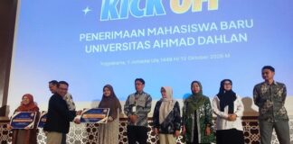 UAD Kick-Off Penerimaan Mahasiswa Baru 2027 Penyerahan ampresiasi kepada sekolah mitra yang berkontribusi kepada UAD di wilayah Daerah Istimewa Yogyakarta (DIY) dan Jawa Tengah (Jateng). (foto : heri purwata)