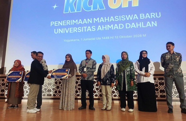 Penyerahan ampresiasi kepada sekolah mitra yang berkontribusi kepada UAD di wilayah Daerah Istimewa Yogyakarta (DIY) dan Jawa Tengah (Jateng). (foto : heri purwata)