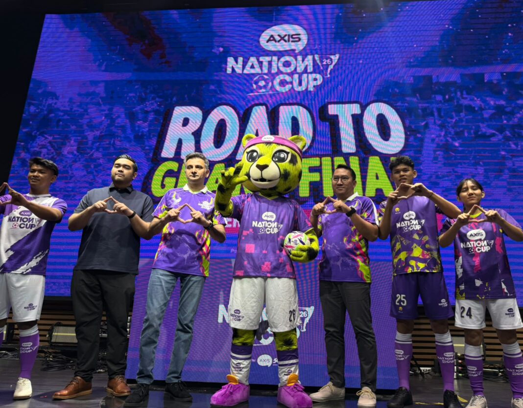 Player Ambassador Axis Nation Cup 2026, Muhammad Akran, Wakil Ketua Umum 1 Federasi Futsal Indonesia, Rorian Pratyaksa , Chief AXIS Officer XLSMART, Azher Javid, Zeiro Mascot Axis Nation Cup 2026, SVP Brand & Marketing AXIS XLSMART, Bagus Erlangga, Player Ambassador ANC 2026 dan Timnas Futsal Indonesia U19, Haekal Ayyasy (Haikal), dan Player Ambassador ANC 2026, Syarifah Khansa dalam acara Press Conference Road to Grand Final Axis Nation Cup 2026 di Blaze, Jakarta Selatan. Senin (26/10)