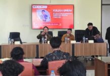 Yudi Prayudi Simulasikan Bahaya Klik QR kepada Mahasiswa USM Yudi Prayudi (tengah) saat menyampaikan materi Kuliah Umum di Kampus Prodi Teknik Informatika Universitas Semarang (USM), Senin (19/10/2026). (foto : istimewa)