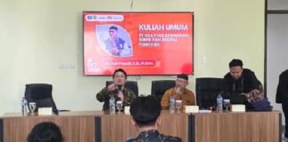 Yudi Prayudi Simulasikan Bahaya Klik QR kepada Mahasiswa USM Yudi Prayudi (tengah) saat menyampaikan materi Kuliah Umum di Kampus Prodi Teknik Informatika Universitas Semarang (USM), Senin (19/10/2026). (foto : istimewa)
