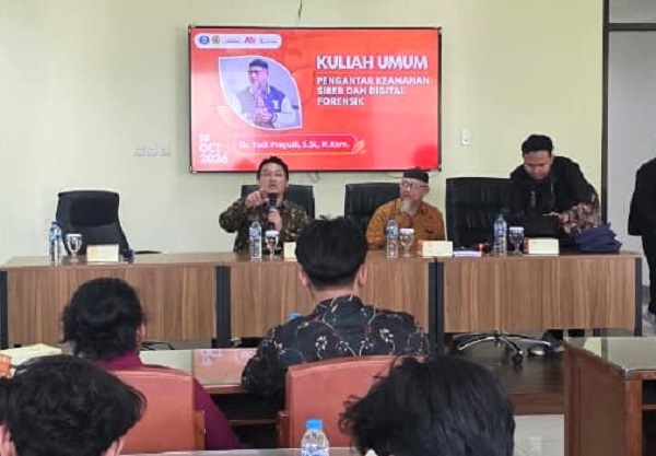 Yudi Prayudi (tengah) saat menyampaikan materi Kuliah Umum di Kampus Prodi Teknik Informatika Universitas Semarang (USM), Senin (19/10/2026). (foto : istimewa)